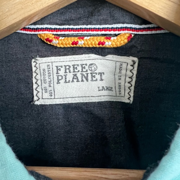 Free planet men’s button up size large-turquoise blue with pineapples. - Picture 3 of 5